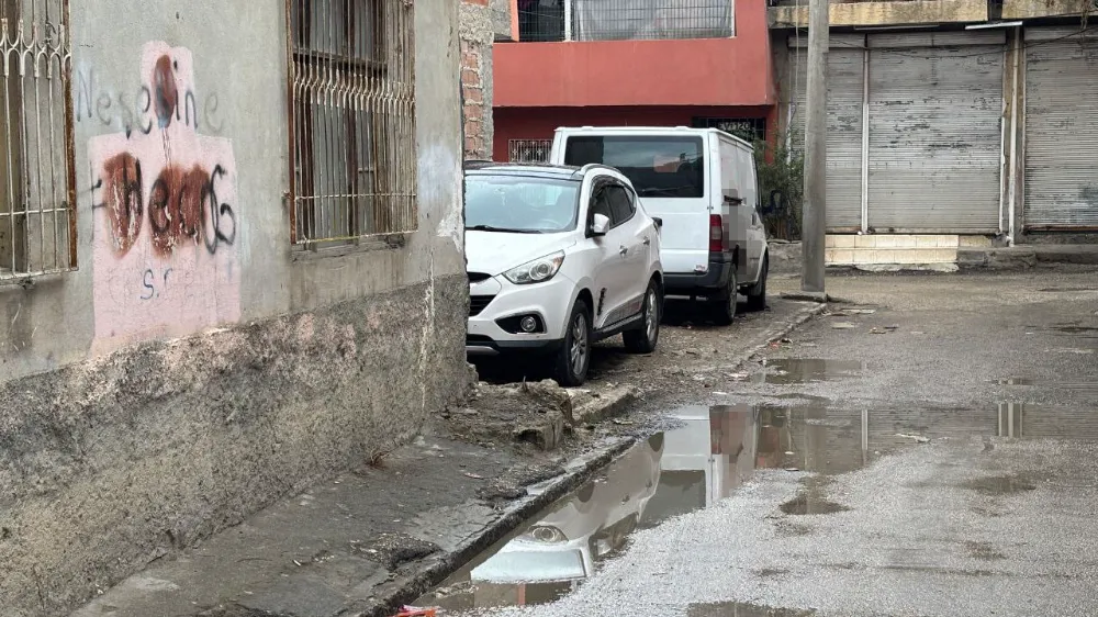 Adana’da Sokak Ortasında Şok Eden Şiddet: Çocuğu Arabaya Çarptı, Yere Fırlattı