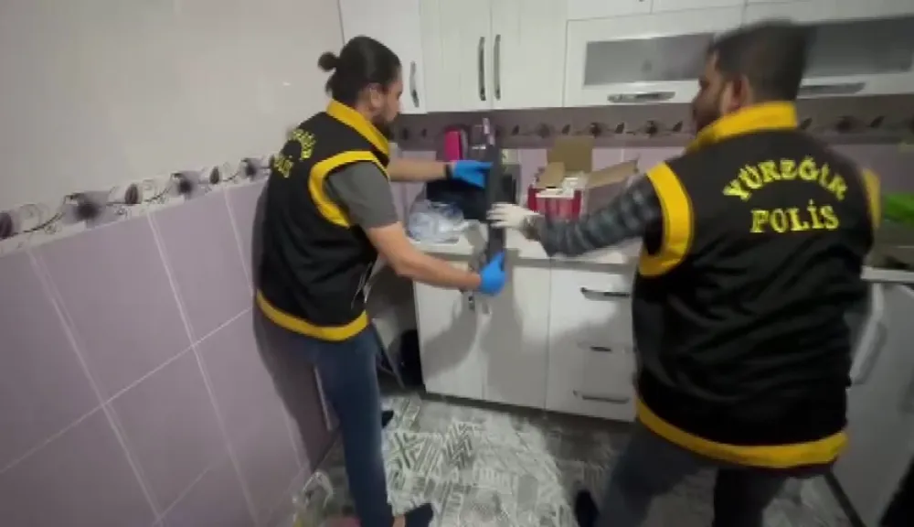 Mutfak dolabından AK-47 ve pompalı tüfek çıktı