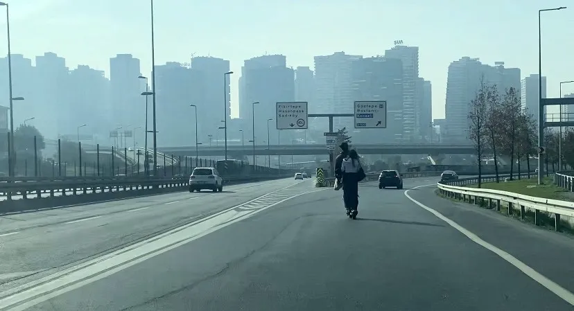 Otoyolda scooter ile tehlikeli yolculuk kamerada