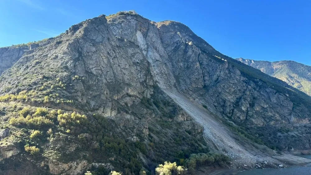 Artvin’de Kaya Düşmesi Nedeniyle Lise Eğitime Ara Verdi