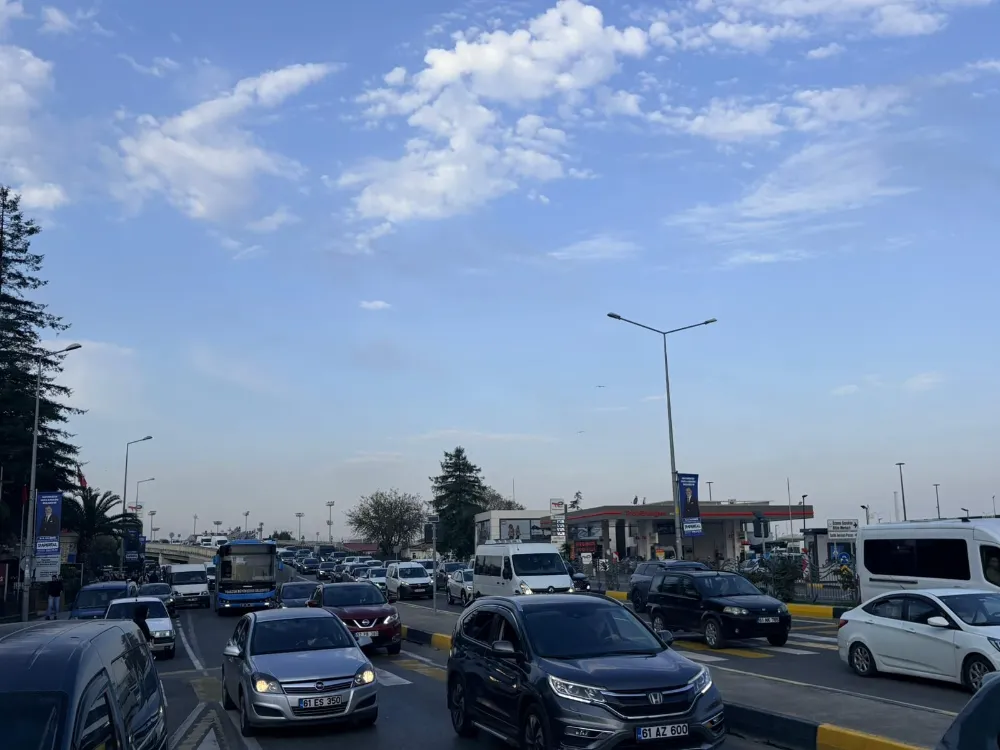 Trabzon’da Trafik Çilesi! Şehir Kilitlendi, “Sabır Şeridi” Açıldı