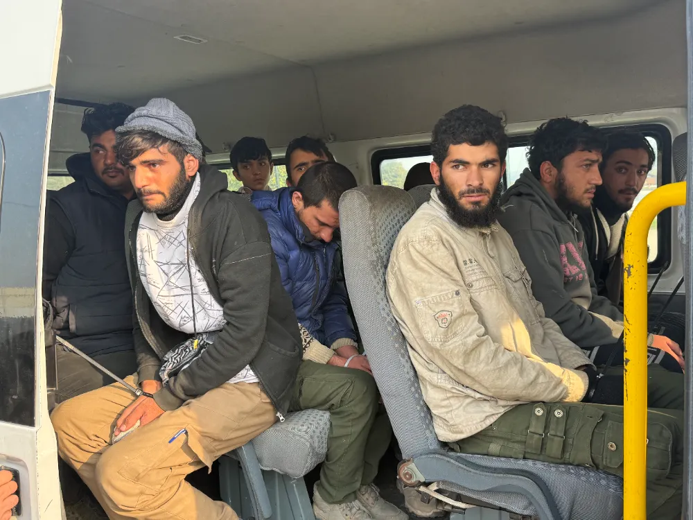 Tır dorsesine gizlenen 11 kaçak göçmen yakalandı