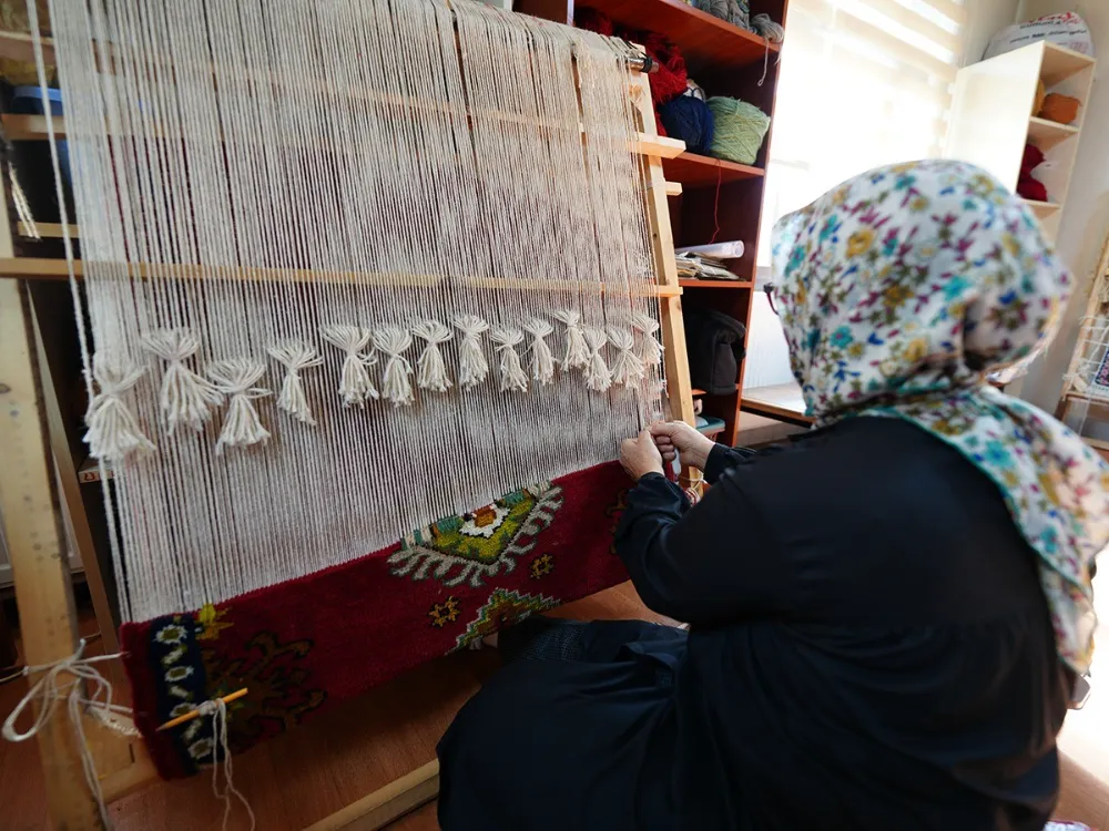 Hem geleneksel sanatları yaşatıyorlar hem de aile bütçelerine katkı sağlıyorlar