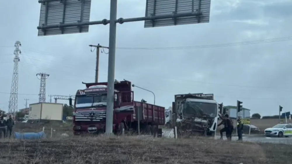 Işıklı kavşakta 2 kamyon çarpıştı: Sürücüler yaralandı