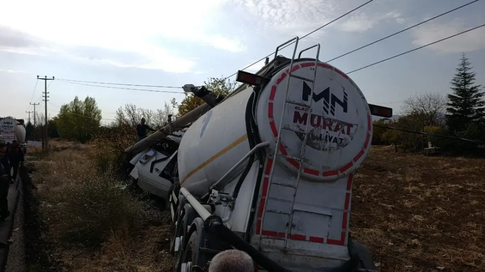 Elazığ’da tır elektrik direğine çarptı: 1 yaralı