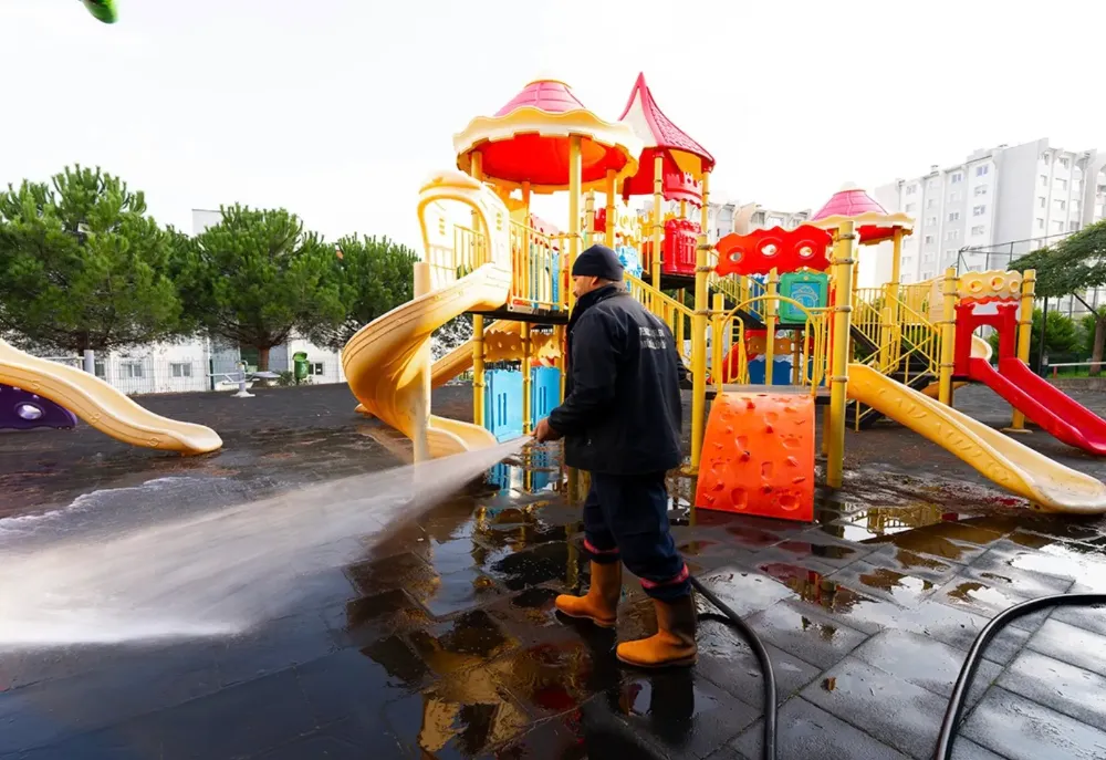 Akçaabat Belediyesi’nden Çocuklar İçin Parklarda Temizlik Seferberliği