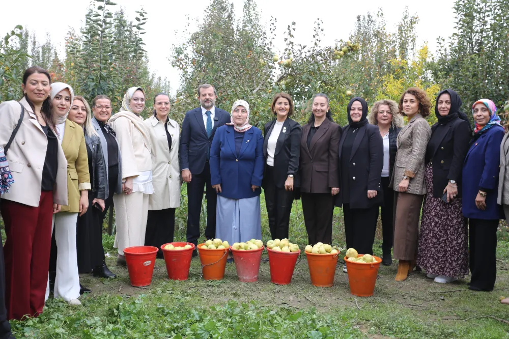 Topuklu iş kadınları ile şalvarlı köylü kadınları aynı tarlada