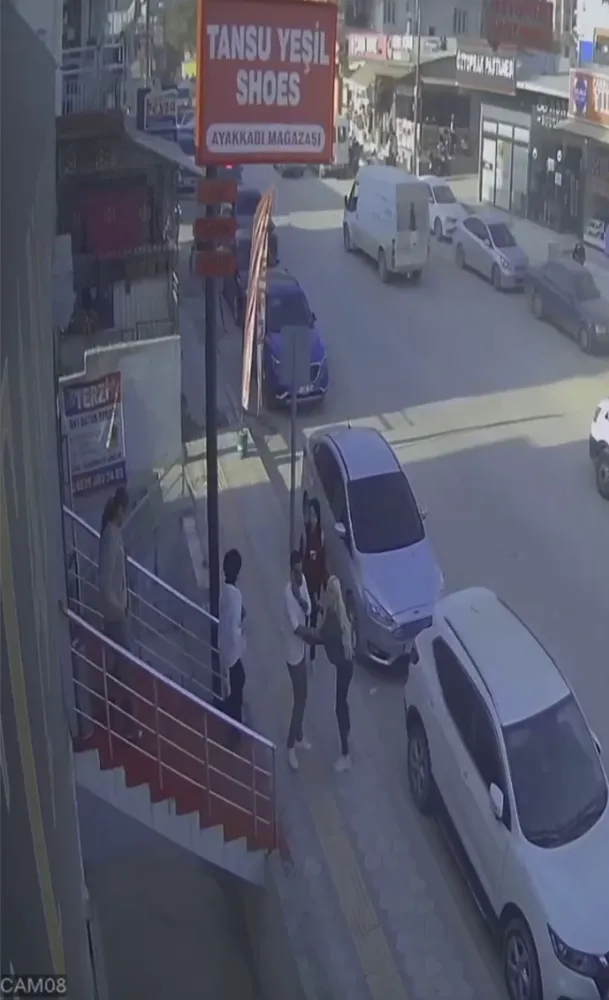 Deprem paniğiyle kaçan vatandaşların o anları kamerada