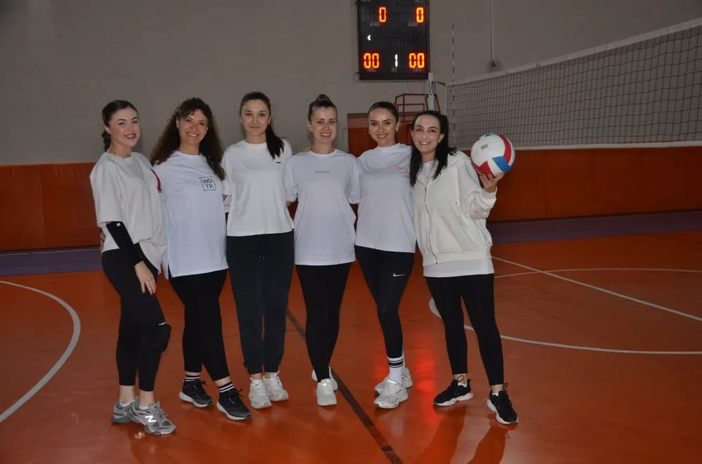 Kadın öğretmenlerden oluşan voleybol takımı erkeklere meydan okuyor