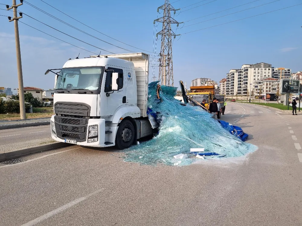 Tonlarca ağırlıktaki cam yola saçıldı