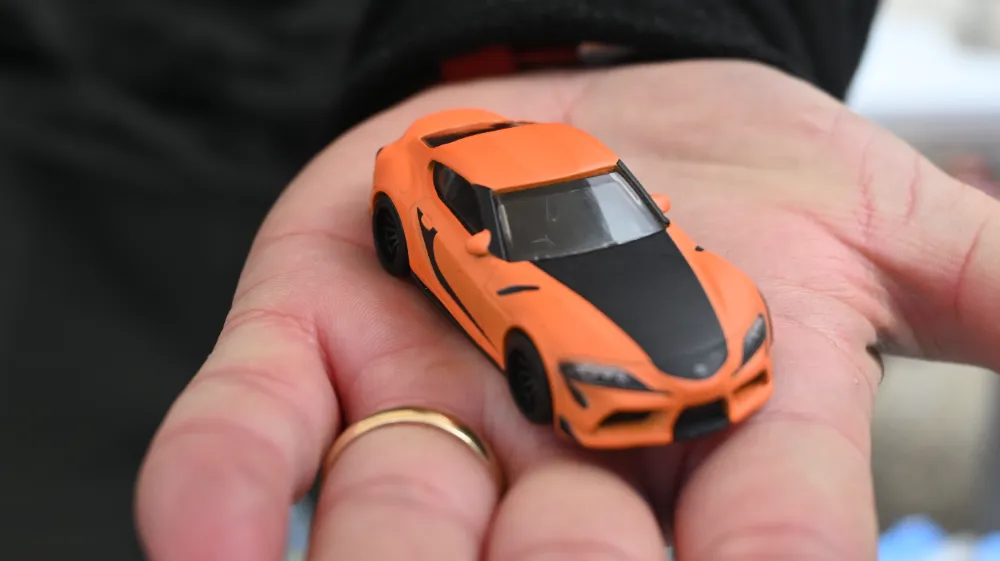 Her yaştan insan bu minyatür arabaların 