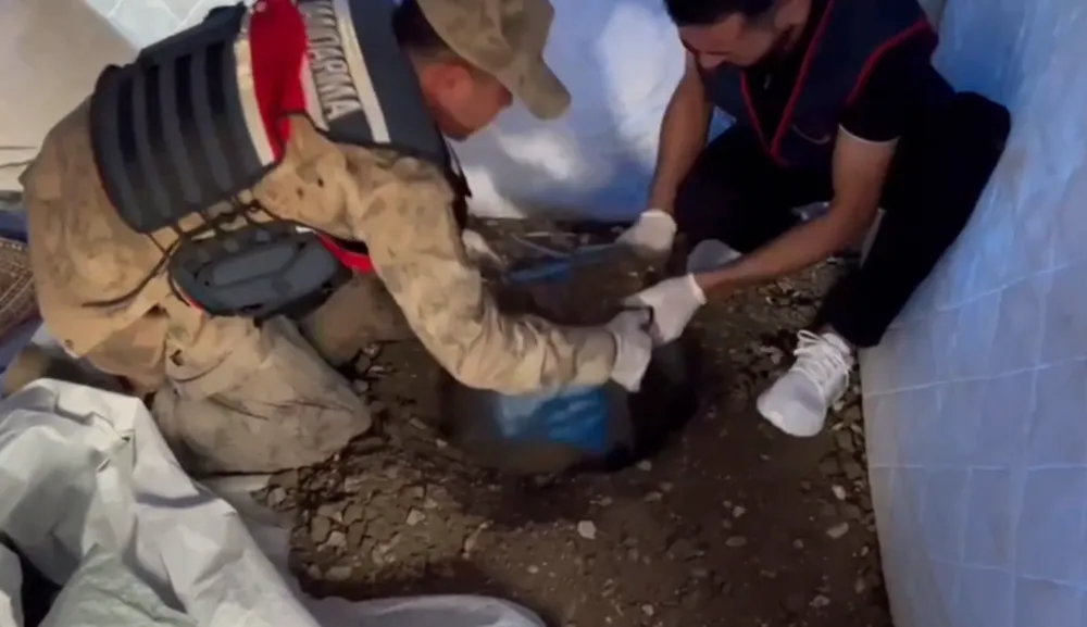 Pes dedirten uyanıklık, uyuşturucu bulunan kovayı deprem çadırının içerisinde toprağa gömdü