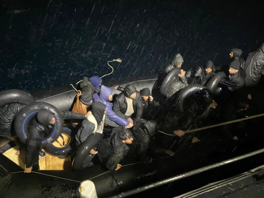 Karaburun Açıklarında Sürüklenen 26 Göçmeni Sahil Güvenlik Kurtardı