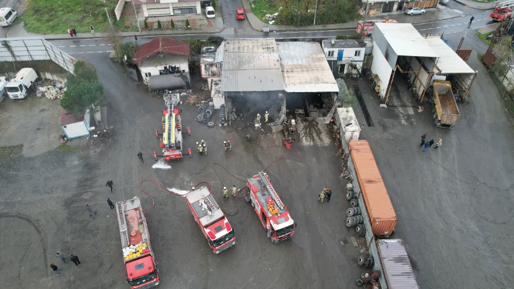 Arnavutköy’de Tır Tamirhanesinde Büyük Yangın
