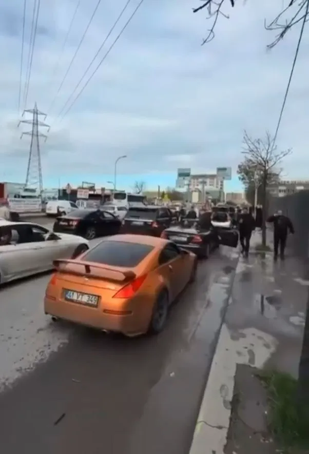 Bağcılar’da Düğün Konvoyu Trafiği Kilitledi