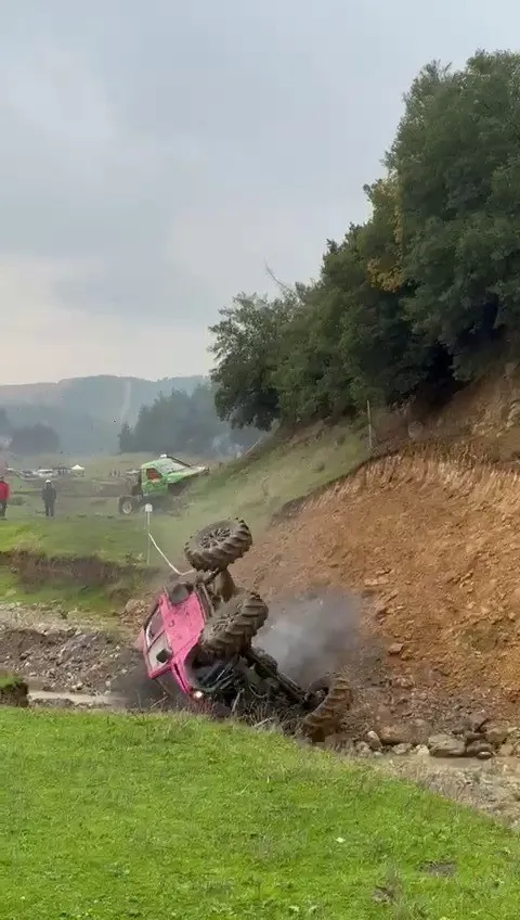 Bursa Off-Road Yarışında Kontrolden Çıkan Araç Takla Attı