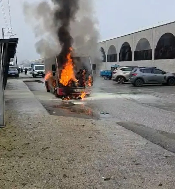 Düzce’de Halk Otobüsü Motor Yangınıyla Küle Döndü