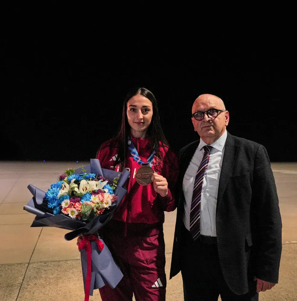 Avrupa Şampiyonasında Madalya Kazanan Genç Boksörler Trabzon’da Çiçeklerle Karşılandı