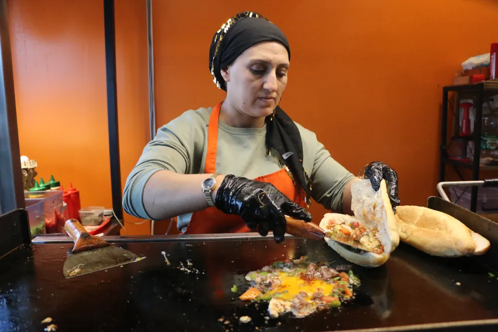 Diyarbakır’da Sadece Kadınların Çalıştığı Fastfood İşletmesi