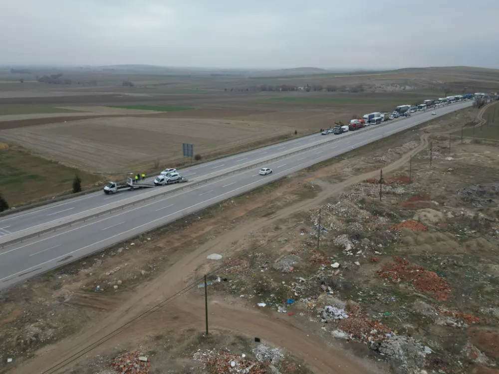 Afyonkarahisar’da Çekici Kazası Yolu 20 Dakika Trafiğe Kapattı