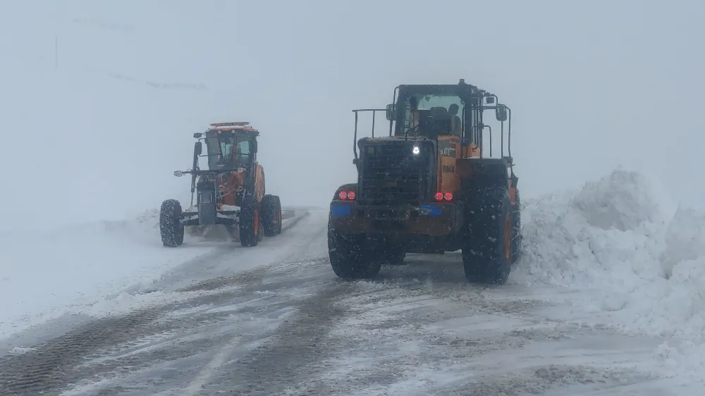 Karabet Geçidi’nde kar temizleme çalışmaları sürüyor