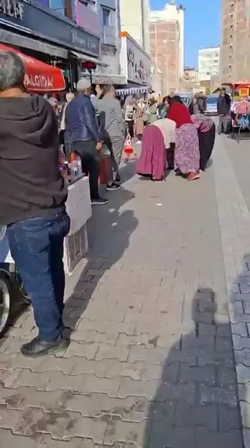 Adana’da kadınlar sokakta saç saça baş başa kavga etti