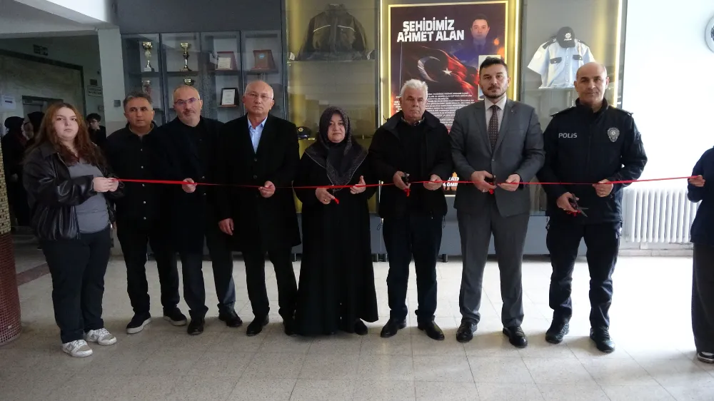 Şehit Ahmet Alan’ın hatıra köşesi okulda açıldı