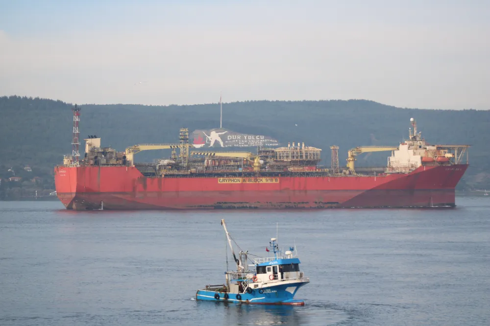 Dev FPSO Gemisi ‘GRYPHON A’ Çanakkale Boğazı’ndan Romorkör Eşliğinde Geçti