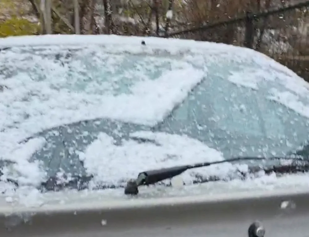 Tufanbeyli’de Kısa Süreli Kar Yağışı Sevinç Yarattı