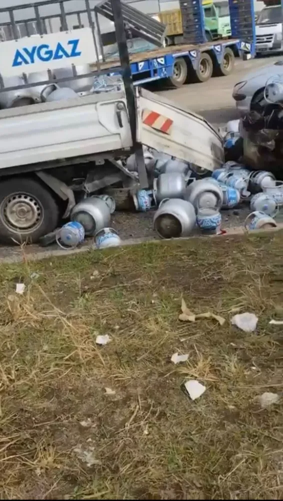 Diyarbakır’da Tüp Yüklü Kamyonete Çarpan Otomobil Facianın Eşiğinden Döndürdü