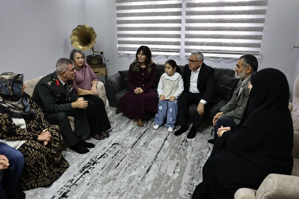 Vali Şimşek’ten Minik Gökçe’ye Duygu Dolu Ziyaret