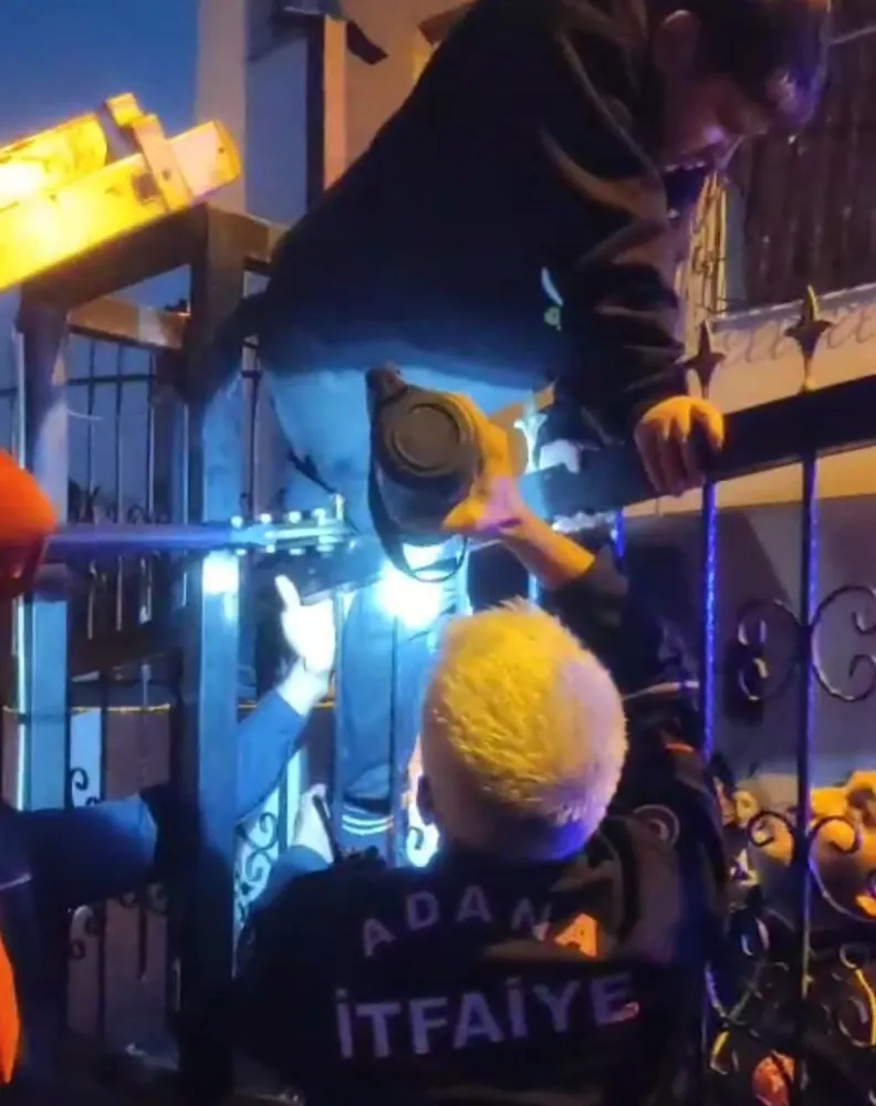 Adana’da Çocuğun Bacağına Demir Korkuluk Saplandı