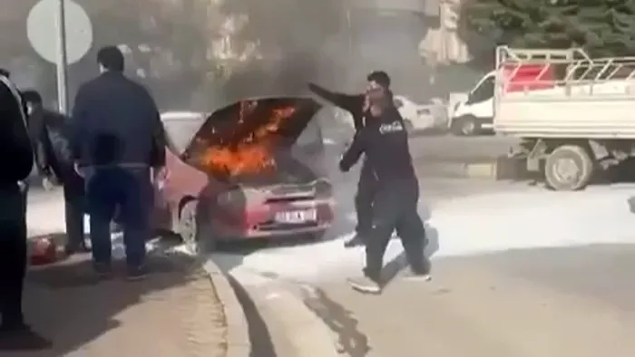 Seyir Halindeki Otomobil Alev Aldı: Vatandaşlar Müdahale Etti