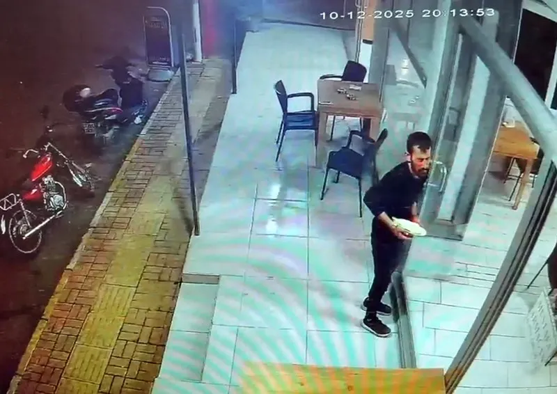 Antalya’da Garson, Temizlediği Camı Fark Etmeyince Yüzünü Çarptı