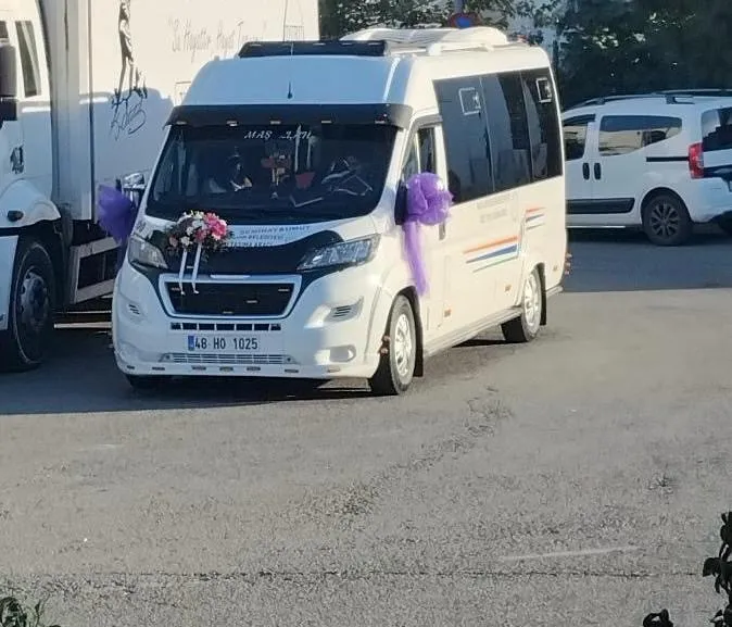 Bodrum’da Gelin Dolmuşu Renkli Anlara Sahne Oldu