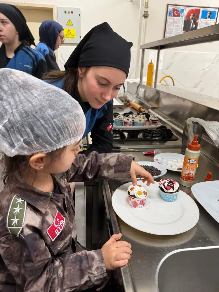 MİNİK ELLER HAMURA DOKUNDU, ORTAYA RENGARENK PASTALAR ÇIKTI
