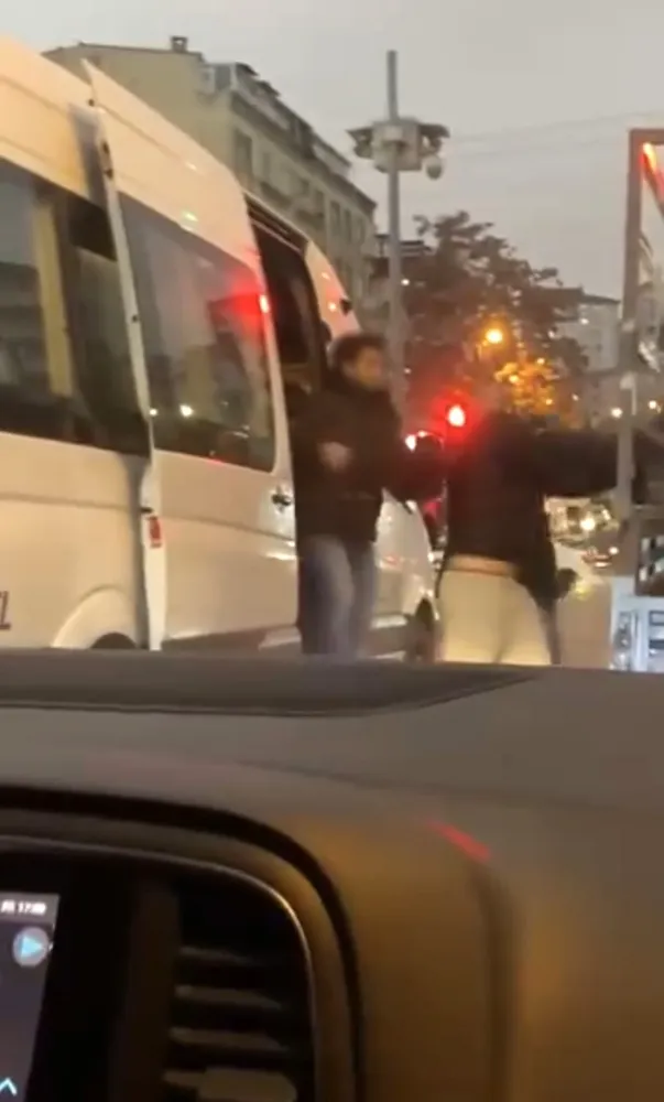 Ümraniye’de servis şoförü kağıt toplayana yumruk attı