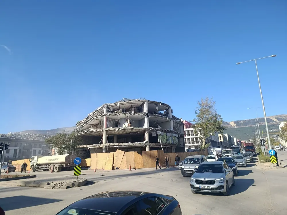 Kahramanmaraş’ta Deprem Hasarlı İş Merkezi Kontrollü Şekilde Yıkıldı
