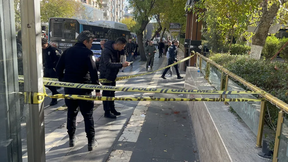 Eşini rahatsız eden adama kafede tuzak: Ayağından vuruldu