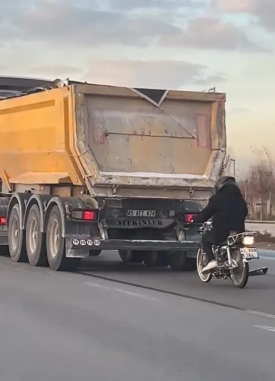 Konya’da Tır Peşinde Tehlikeli Motosiklet Yolculuğu