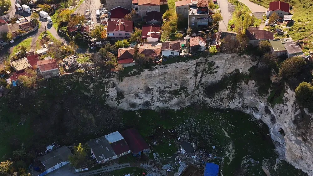 Başakşehir’de Uçurum Kenarında Riskli Yaşam: Mahalle Sakinleri Bölünmüş