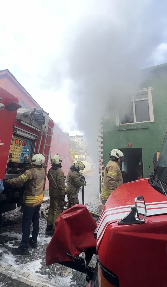 Fatih’te 2 Katlı Binada Yangın: Aile Son Anda Kurtuldu