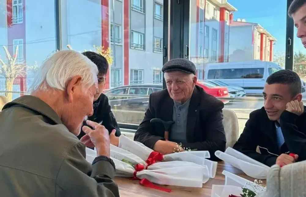 Esentepe Söğütlü Anadolu Lisesi Öğrencilerinden Yıldızlı Huzurevine Anlamlı Ziyaret