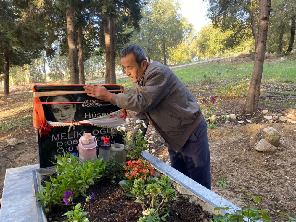 Acılı Baba, Kızının Mezarındaki Çiçekleri Çalan Hırsızlara Sessiz Kalmıyor