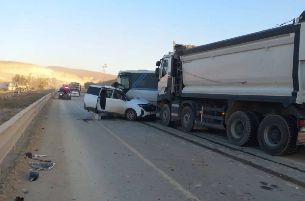 Tarsus’ta Feci Kaza: Hafif Ticari Araç ile Minibüs Çarpıştı, 1 Ölü