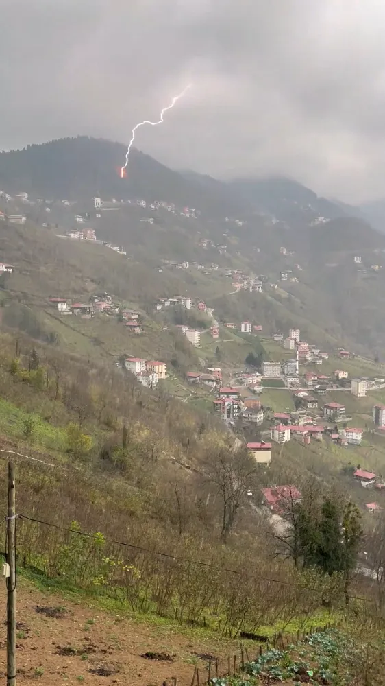 Doğu Karadeniz’de Şimşek Gösterisi Kameralara Yansıdı