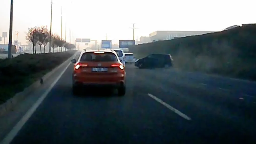 Bolu’da Devrilen Araç Kamerada: Makas Atan Sürücü Kazaya Sebep Oldu