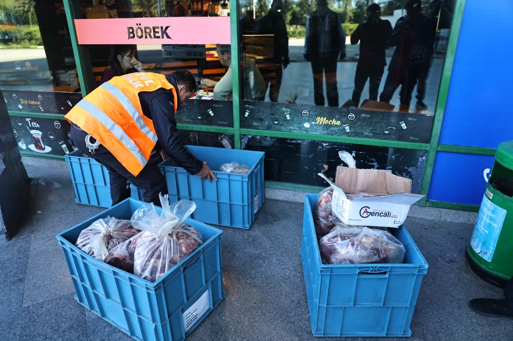 Antalya Otogarı’nda Yolcu Otobüsünde 270 Kg Kaçak Et Ele Geçirildi