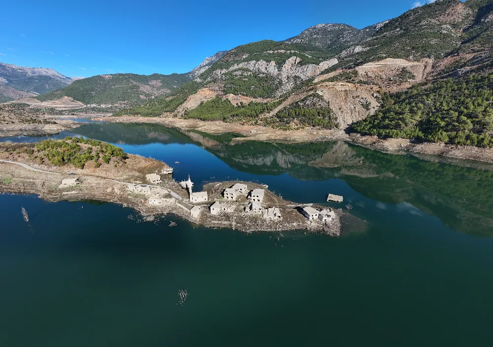 Kuraklık Alarm Verdi: Alaköprü Barajı’nda 11 Yıllık Su Altı Köy Gün Yüzüne Çıktı