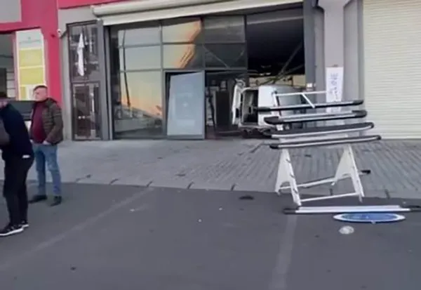 Diyarbakır’da Fren Yerine Gaza Basan Sürücü Dükkâna Girdi